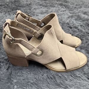Koolaburra By Ugg- Women’s Kaiah Suede Block Heel Sandals. Size 7. NWOB